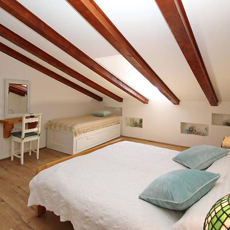 Apartment Fantov Old Town Residence Baska  Bagian luar foto